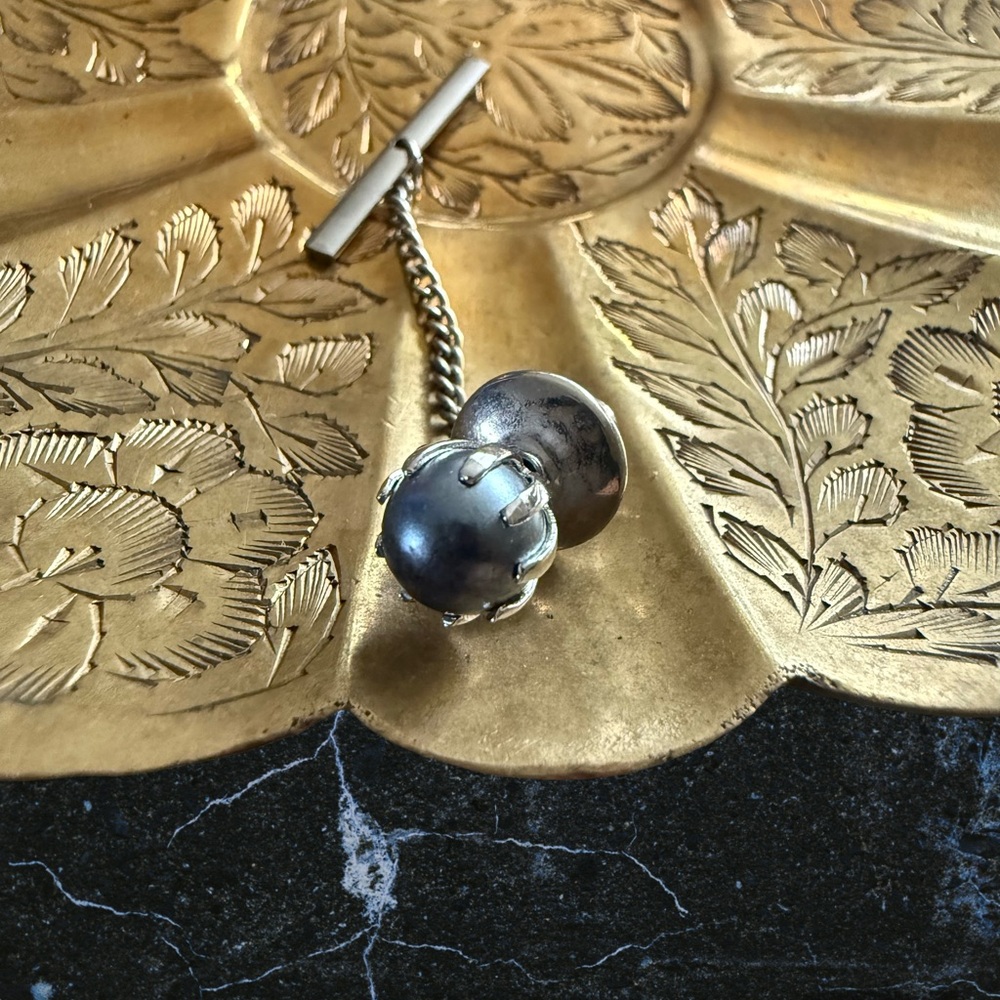 Silver and black pearl tie pin